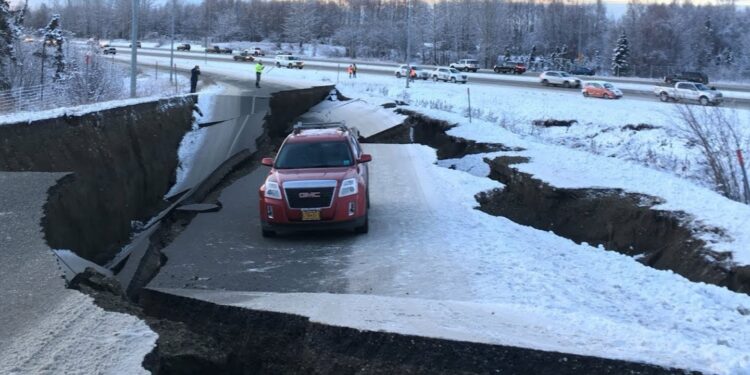 Sismo de 8.2 grados Richter sacude Alaska