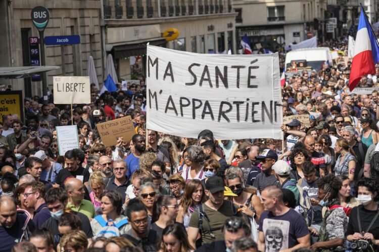 Macron sigue firme con restricciones sanitarias en Francia
