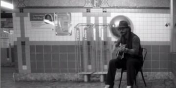 Arjona toca en el metro de Nueva York y todos lo ignoran