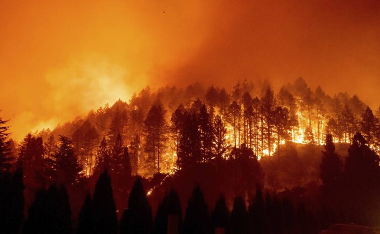 Incendio acaba con pueblo de más de mil habitantes en California