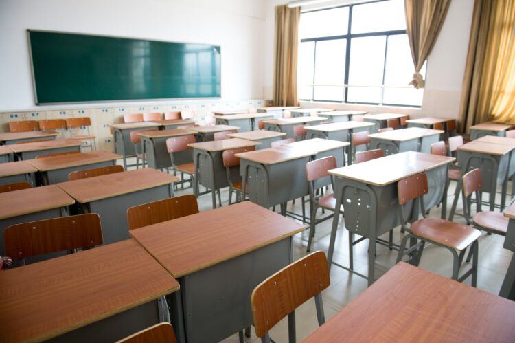 Escuelas de EU pagarán prima de mil dólares a trabajadores vacunados