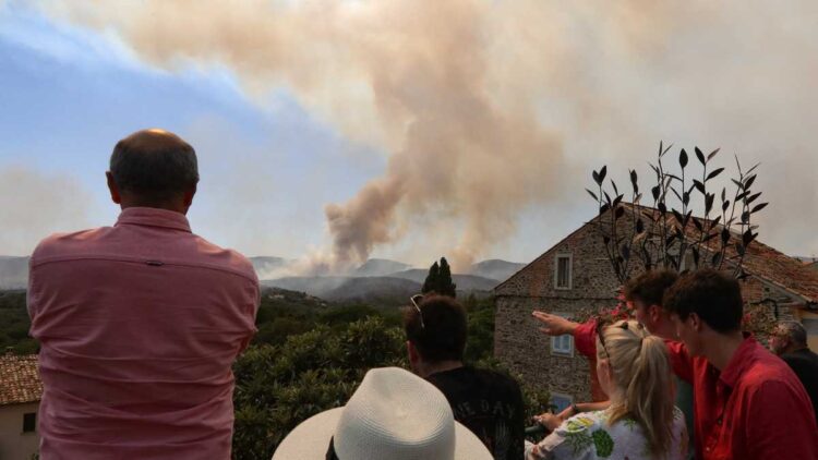 Miles de evacuados por incendio en Francia