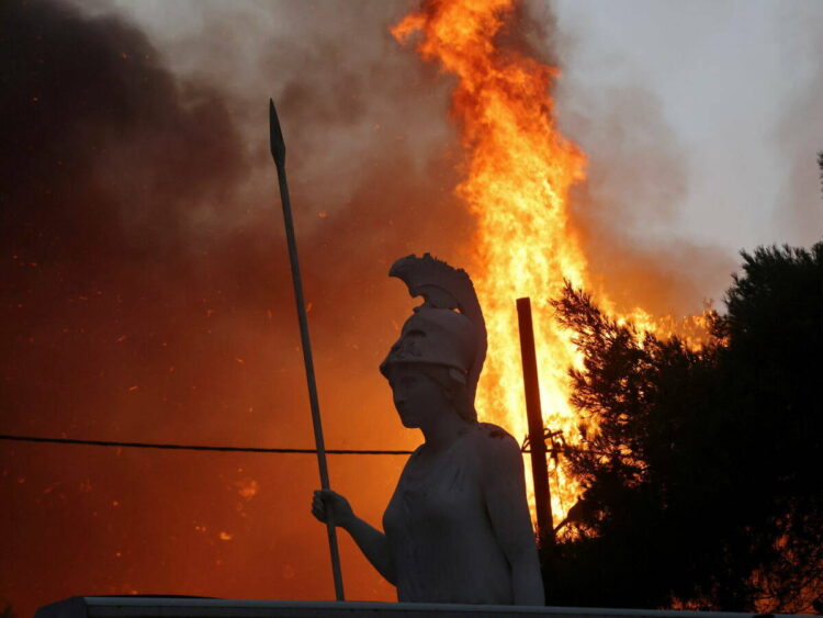 Incendios arrasan con Grecia