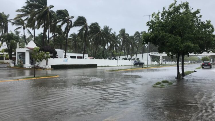 Huracán Nora afecta a Mazatlán este domingo