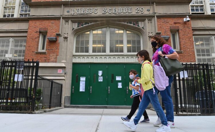 Nueva York exige vacuna contra COVID-19 para todo el personal educativo