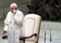 Papa Francisco atiende misteriosa llamada telefónica en público (video)
