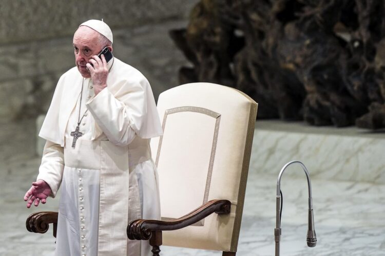 Papa Francisco atiende misteriosa llamada telefónica en público (video)