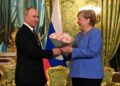 Vladimir Putin regala ramo de flores a Angela Merkel