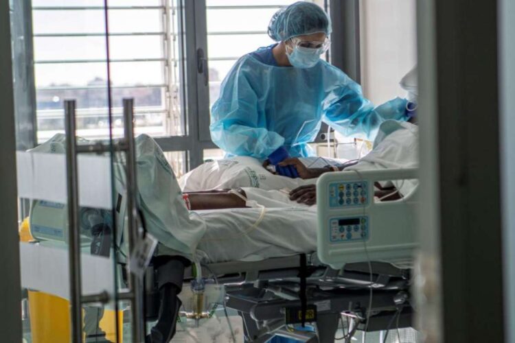 Al alza demanda de hospitalizaciones en clinicas privadas por Covid-19
