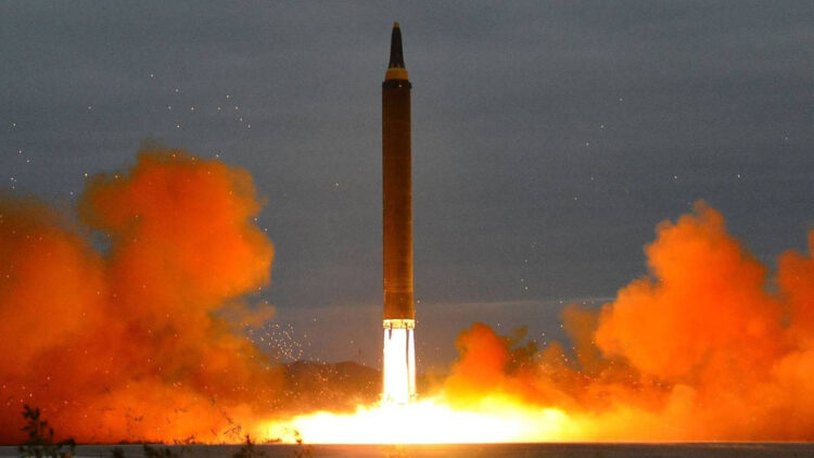 Corea del Norte lanza un misil al mar de Japón