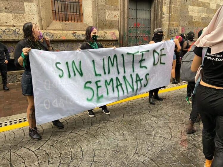 Marcha feminista deja destrozos en la CDMX