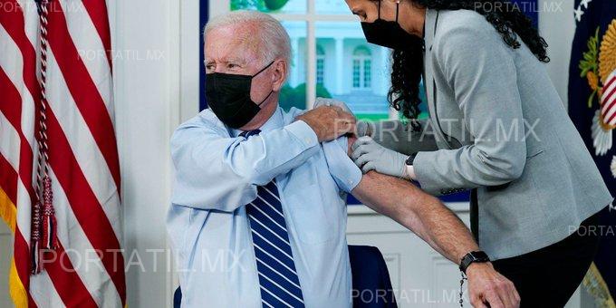 Joe Biden se aplica tercera dosis de la vacuna Pfizer
