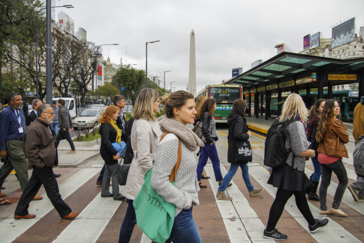 En Argentina ya no será obligatorio usar cubrebocas en la vía pública