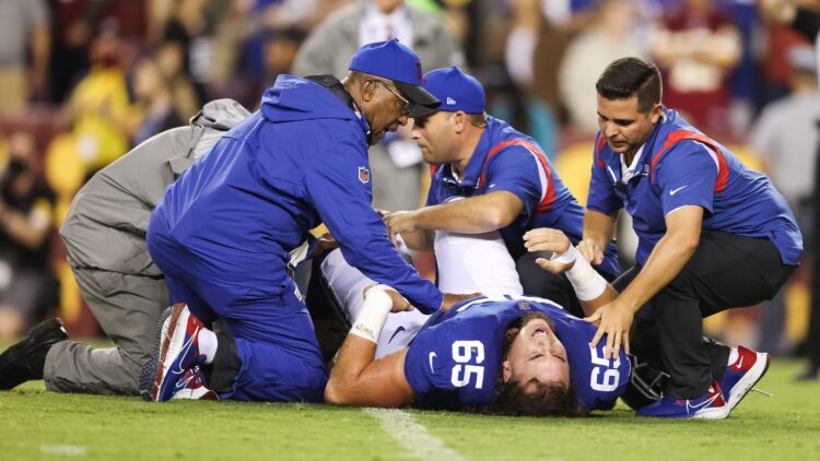Nick Gates de los NY Giants sufre terrible fractura (video)