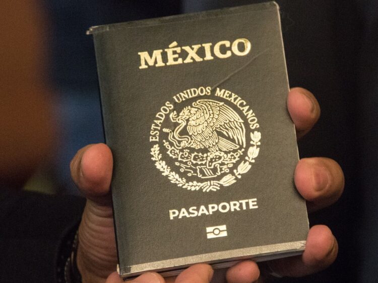 Pasaporte mexicano de menores de 18 años incluirá fotos de los padres