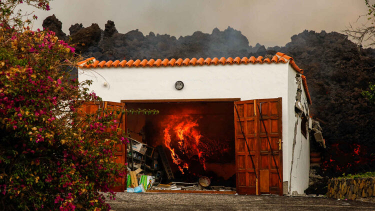 La lava se traga edificios tras erupción en España (Video)