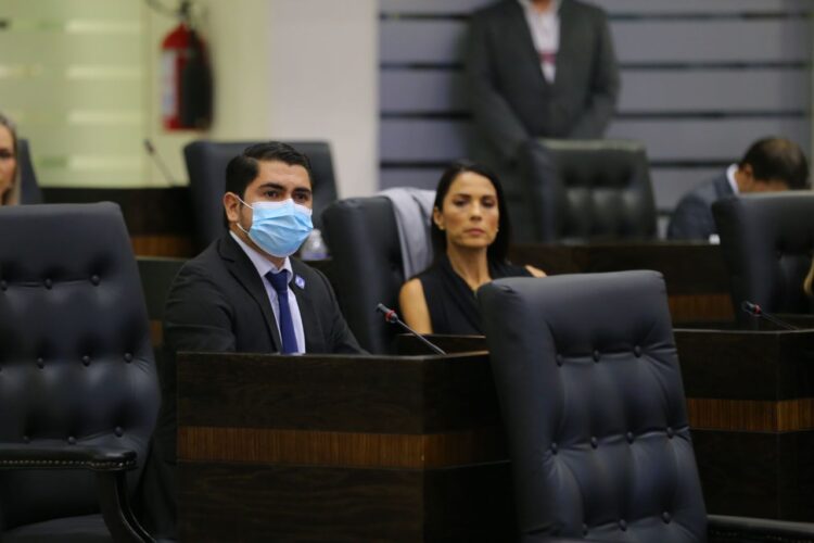 Diputados de Tamaulipas empatan dos veces al votar sobre vacunas para niños