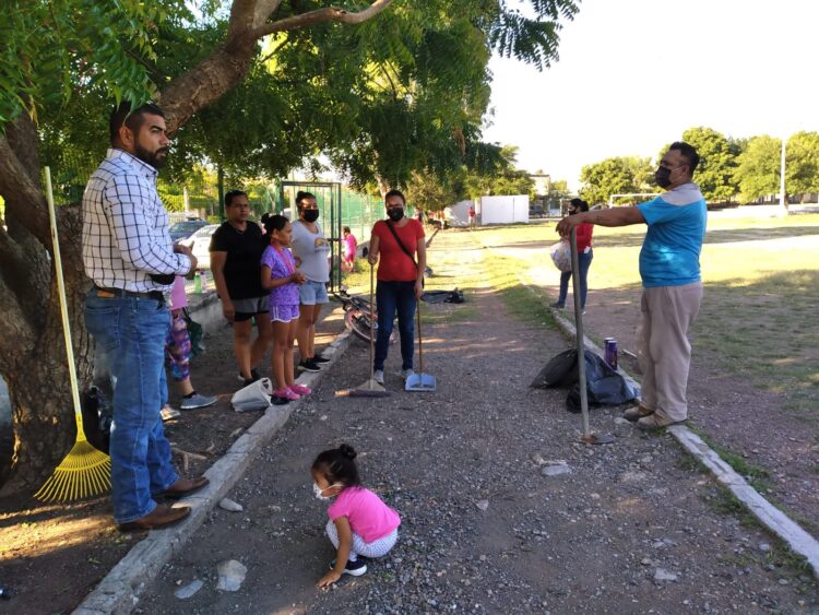 Padres de familia se suman a la mejora de espacios deportivos