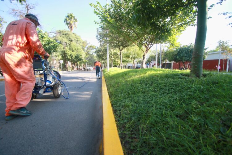 Realiza municipio pinta de señalización en la calle 17