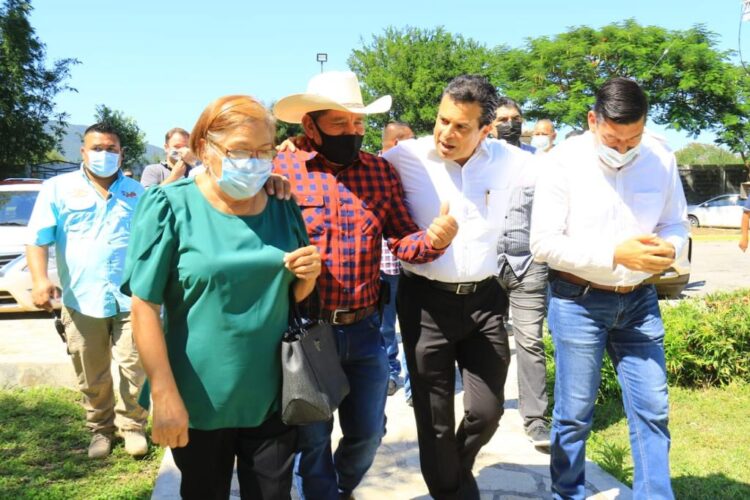 Ratifican ejidatarios voto de confianza al alcalde Lalo Gattás