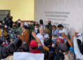 Manifestantes interrumpen conferencia de AMLO en Puebla