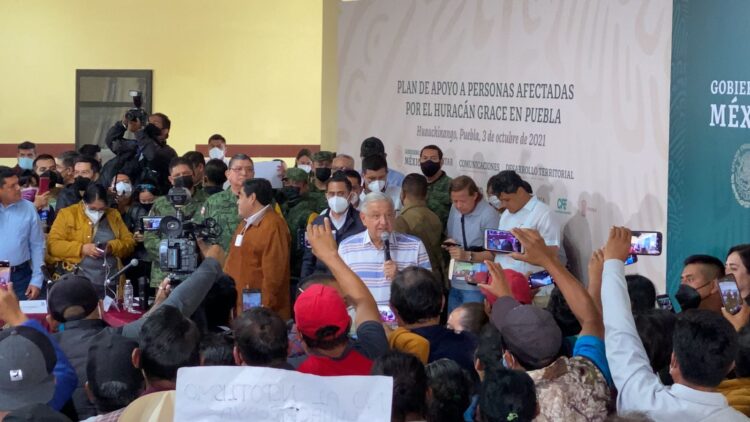 Manifestantes interrumpen conferencia de AMLO en Puebla
