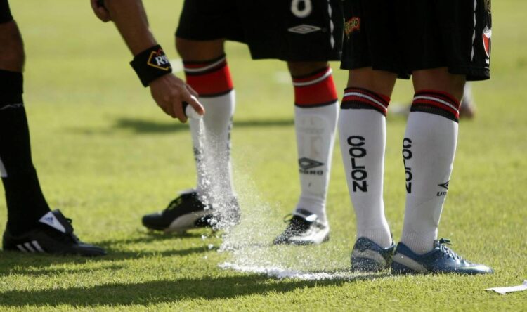 FIFA indemnizará a creador de «spray» arbitral