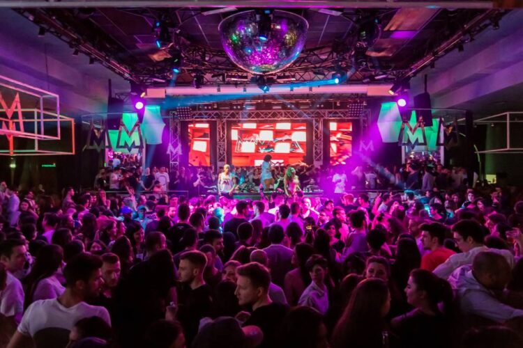 Detienen a sospechosos de drogar a estudiantes en discotecas del Reino Unido