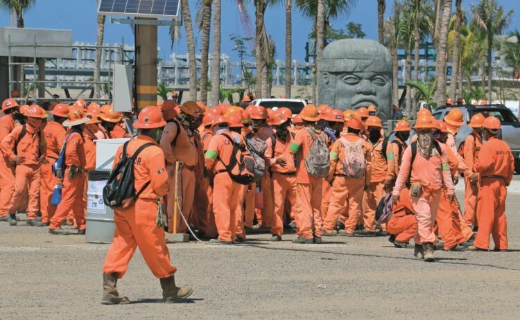 Acusan uso de gas lacrimógeno contra protesta en la refinería de Dos Bocas