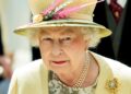 La reina Isabel II rechaza premio a la «viejita del año»
