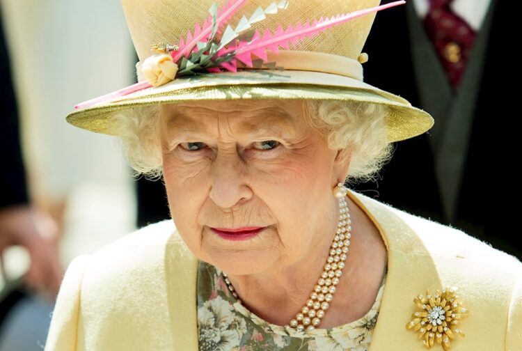La reina Isabel II rechaza premio a la «viejita del año»