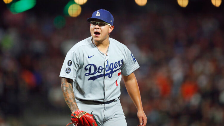 Julio Urías domina a los Gigantes