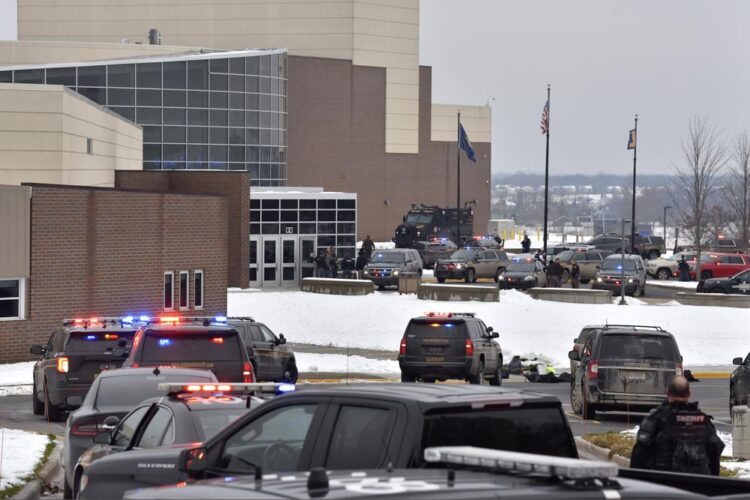Joven de 15 años abre fuego en secundaria de Michigan