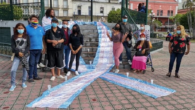Se manifiestan en Tampico contra la transfobia