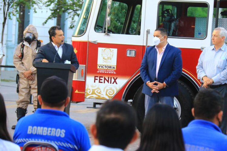 Entrega Lalo Gattás camión de bomberos para fortalecer PC de ciudad Victoria