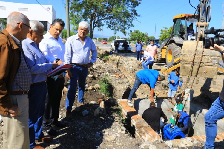 Supervisa Lalo Gattás instalación de líneas de distribución de agua y drenaje sanitario
