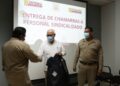 Comapa Victoria entrega chamarras a su personal