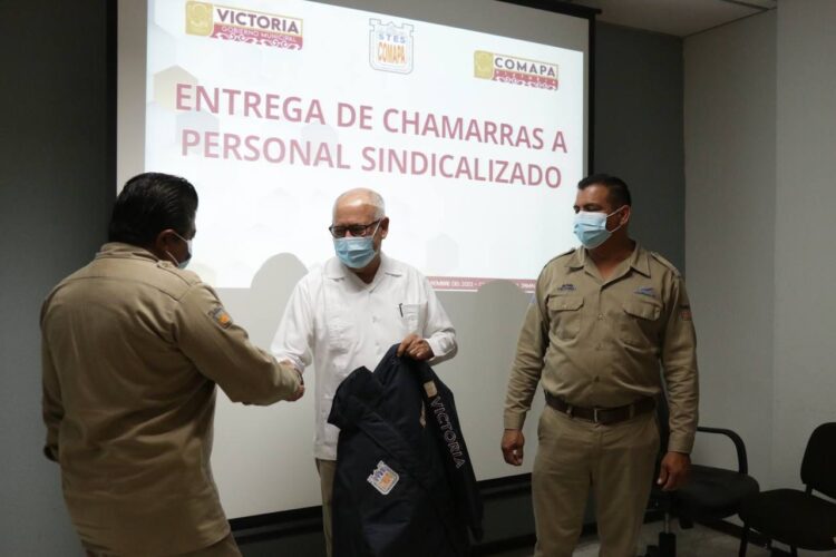 Comapa Victoria entrega chamarras a su personal