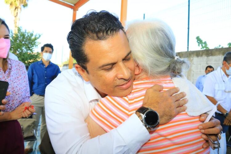 Activan Lalo y Lucy Gattás programa de capacitación para adultos mayores