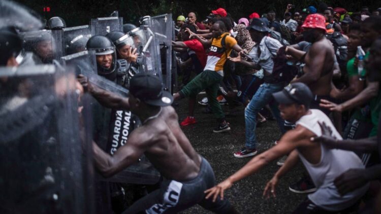 Se enfrentan caravana migrante y la Guardia Nacional