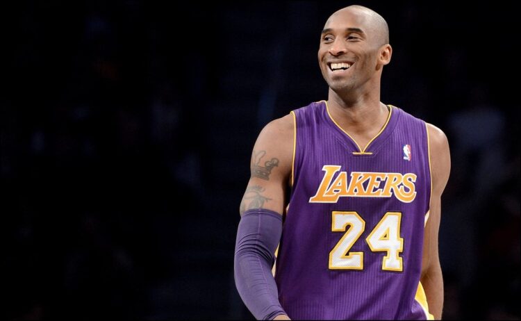 Subastarán primer par de tenis utilizado por Kobe Bryant
