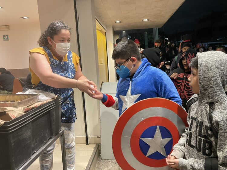 Niños piden «calaverita» y les regalan tacos