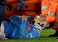 «Chucky» Lozano sale del campo con collarín tras espeluznante lesión