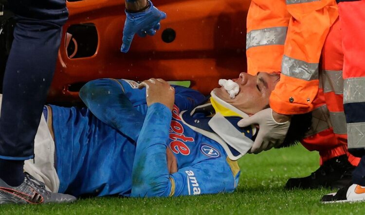 «Chucky» Lozano sale del campo con collarín tras espeluznante lesión