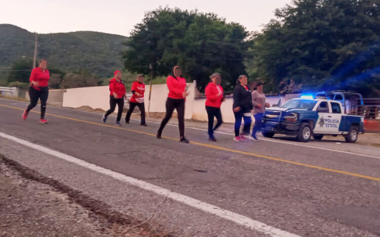 Cuidan policías a deportistas en la carretera vieja a Tula