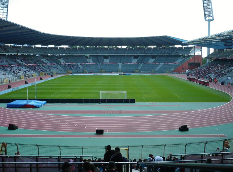 Bélgica prohíbe público en estadios por COVID-19