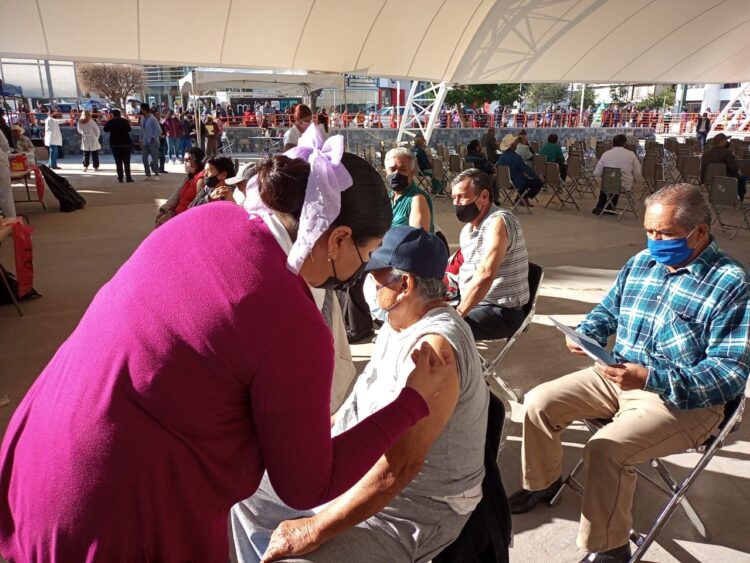 Aplican en Tamaulipas tercera dosis contra Covid-19 a 325 mil adultos mayores de 60 años