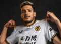 Niño llora al ver jersey de Raúl Jiménez como su regalo de Navidad