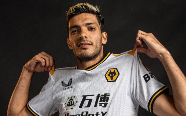 Niño llora al ver jersey de Raúl Jiménez como su regalo de Navidad