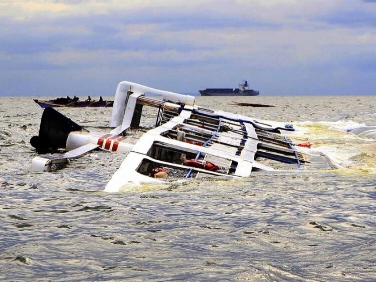 Desaparecen 39 personas tras volcadura de barco
